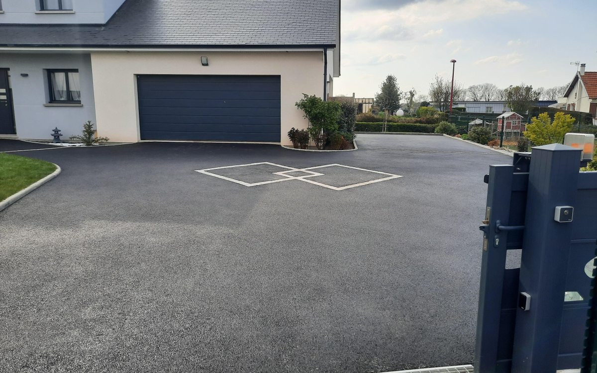 Allée en enrobé réalisée à Poissy